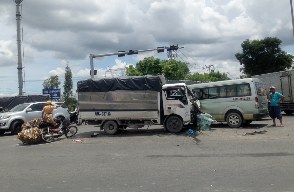 Xe tải cẩu tông nhiều phương tiện, 5 người bị thương - 3 Xe tải cẩu tông nhiều phương tiện, 5 người bị thương - 3