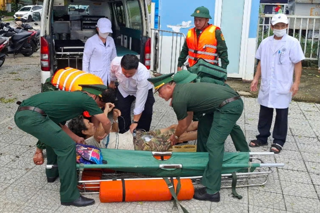 Xuồng cao tốc đưa 2 bệnh nhân trên đảo Cù Lao Chàm vượt bão đi cấp cứu - 1 Xuồng cao tốc đưa 2 bệnh nhân trên đảo Cù Lao Chàm vượt bão đi cấp cứu - 1