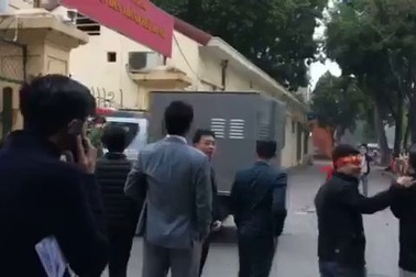 Đoàn xe dẫn giải bị cáo Đinh Mạnh Thắng, Trịnh Xuân Thanh và các đồng phạm đến phiên tòa