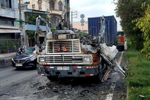 Tài xế bung cửa thoát khỏi chiếc xe container bốc cháy dữ dội