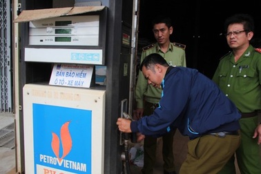 Bắt quả tang cây xăng vùng sâu gắn chíp gian lận