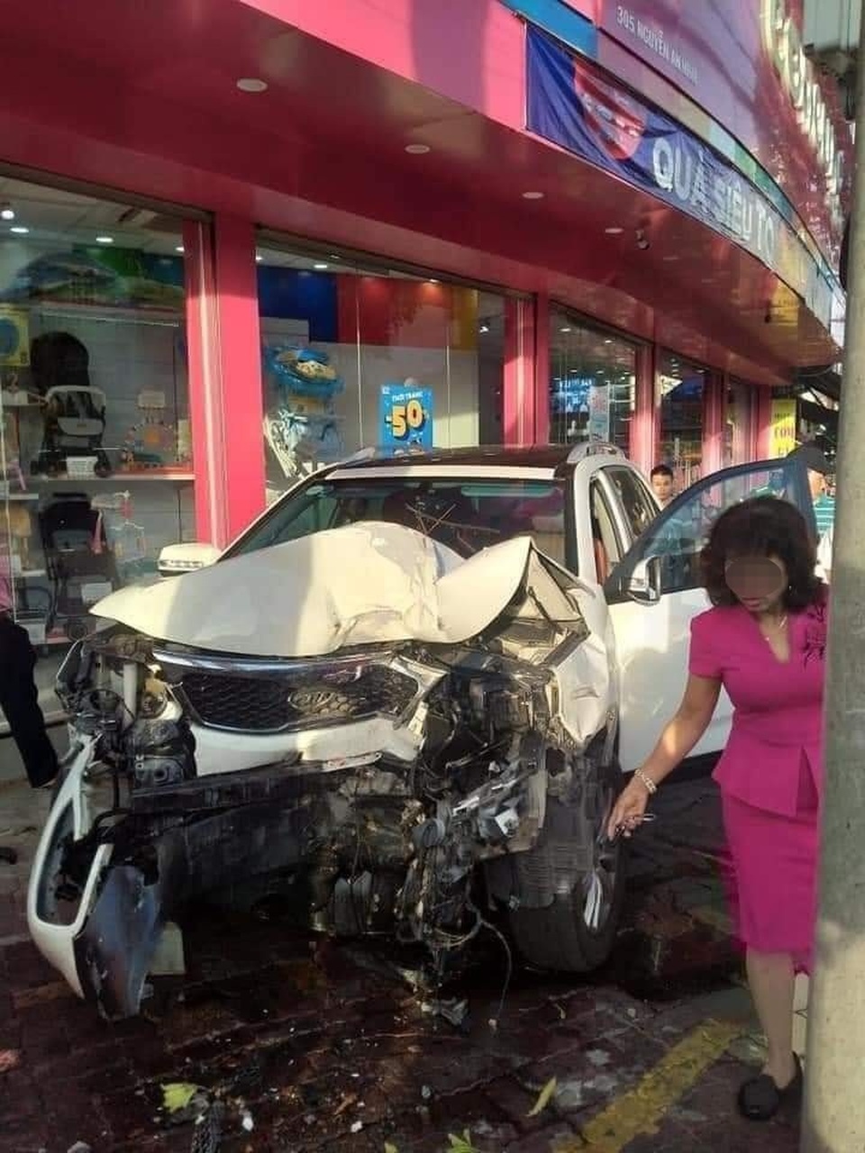 Kia Sorento lao vọt lên vỉa hè gây tai nạn, nghi nữ tài xế nhầm chân ga - 4 Kia Sorento lao vọt lên vỉa hè gây tai nạn, nghi nữ tài xế nhầm chân ga - 4