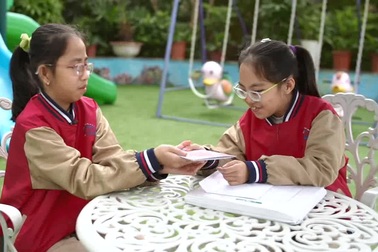 Đại sứ Mỹ làm thiệp chúc Tết bằng chữ nổi