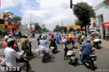 Kinh hoàng khoảnh khắc xe ben tông hàng loạt xe máy đang dừng đèn đỏ