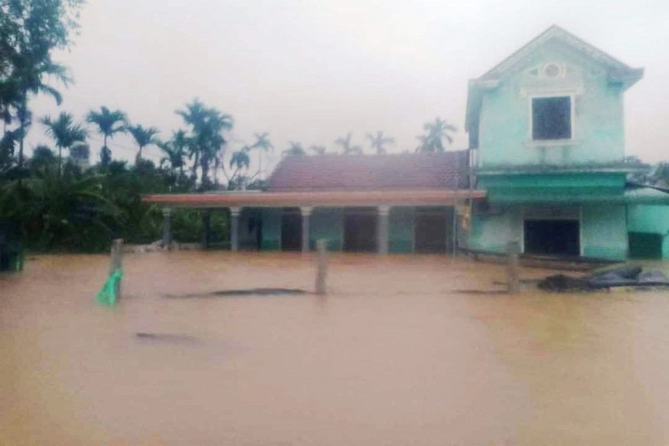 “Rốn” lũ Phong Điền nước dâng nhanh, ngập đến nửa nhà dân - 1 “Rốn” lũ Phong Điền nước dâng nhanh, ngập đến nửa nhà dân - 1