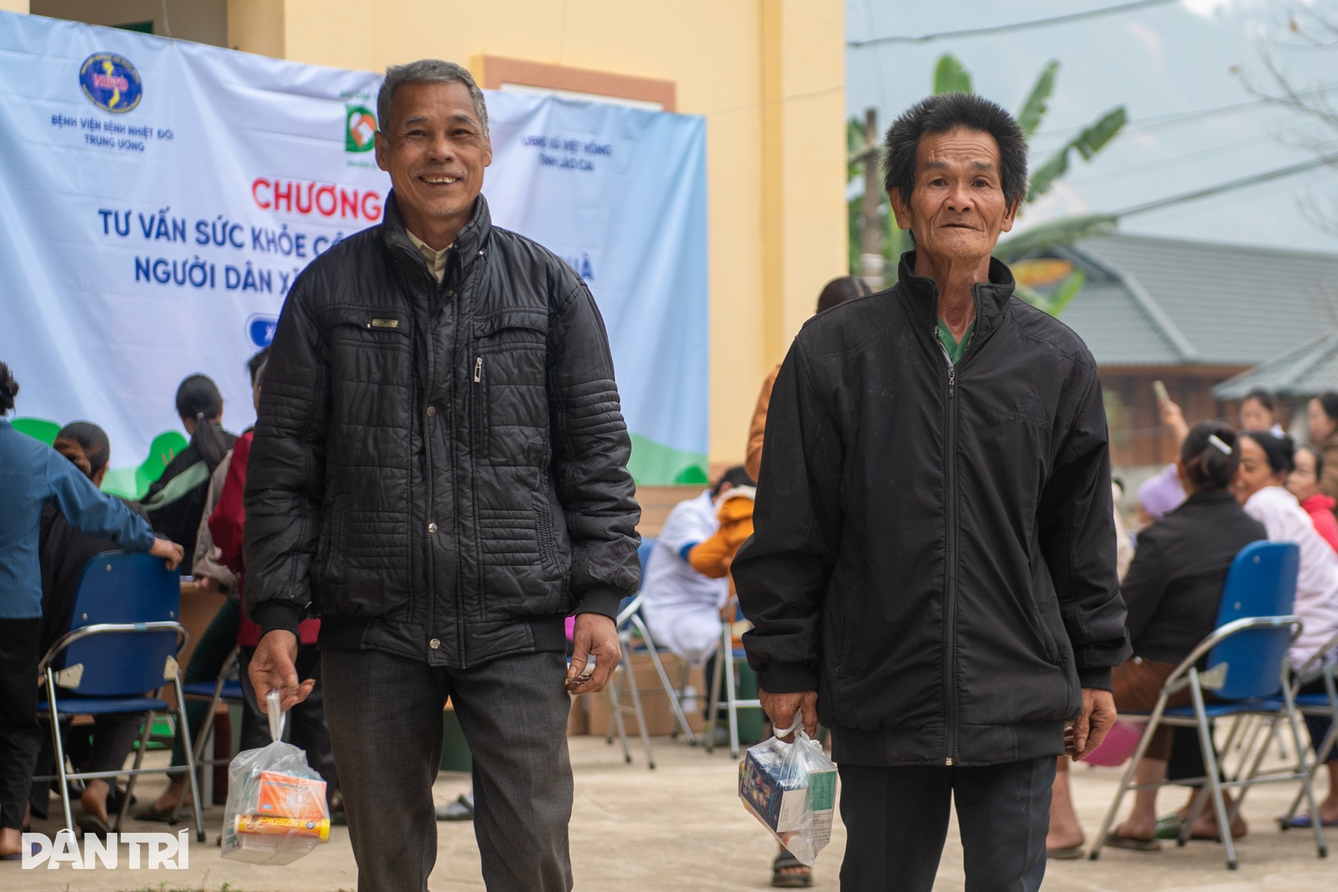 “Người dân mong các bác sĩ như mong nắng sau bão” - 11 “Người dân mong các bác sĩ như mong nắng sau bão” - 11