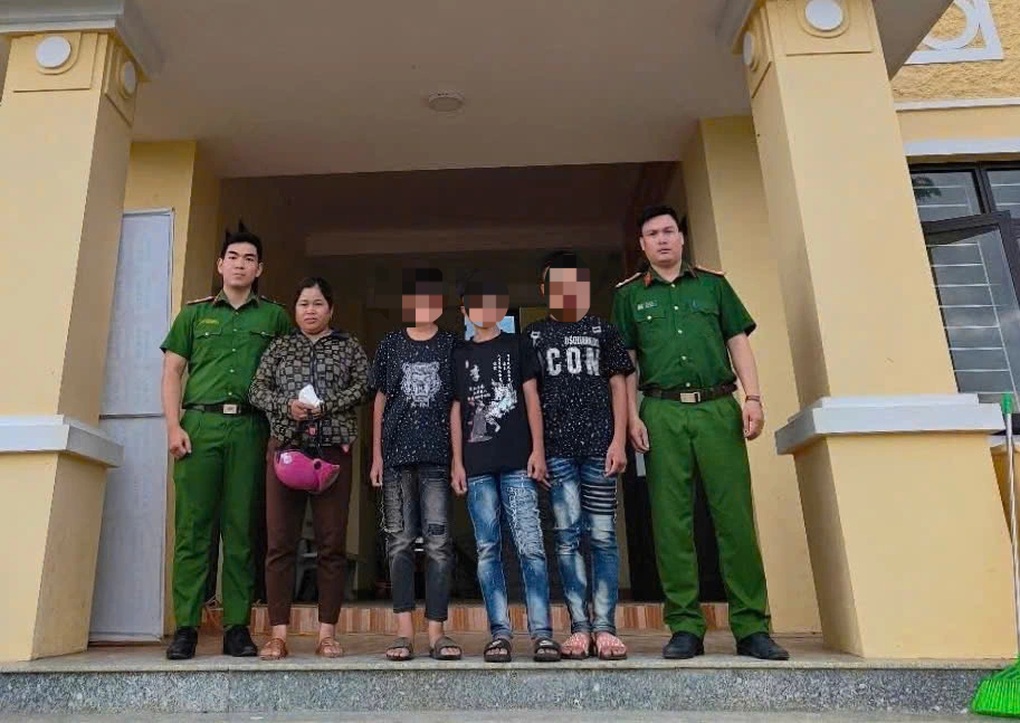 Cảnh sát giải cứu 3 cháu nhỏ mượn xe đạp điện đi chơi, lạc hơn 50km - 1
