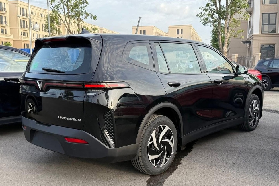 Soi VinFast Limo Green: Nội thất rộng rãi, thực dụng cho xe dịch vụ - 2 Soi VinFast Limo Green: Nội thất rộng rãi, thực dụng cho xe dịch vụ - 2