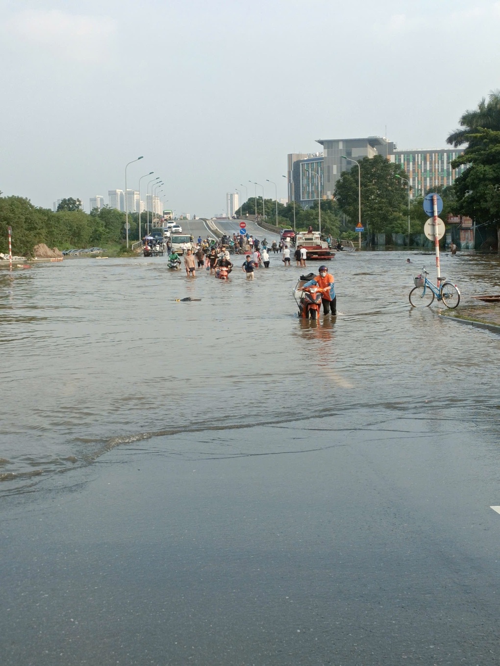 Hà Nội ngập 5 ngày chưa rút: Dân cõng con đi học, kéo xe máy bằng thuyền - 4 Hà Nội ngập 5 ngày chưa rút: Dân cõng con đi học, kéo xe máy bằng thuyền - 4