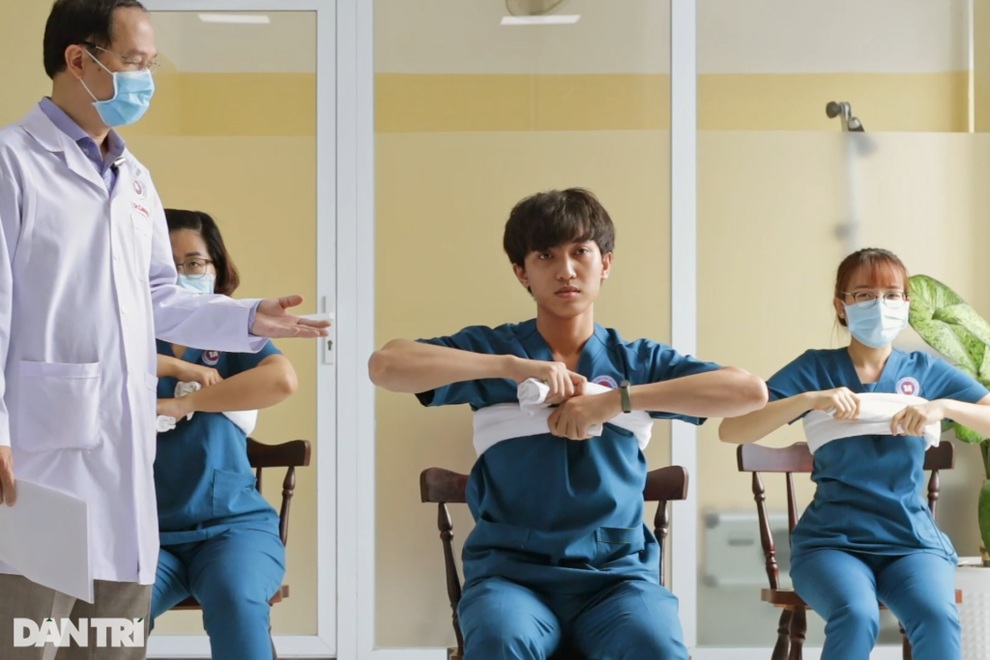 Bác sĩ dạy tập phục hồi phổi cho bệnh nhân Covid-19 tự thực hiện tại nhà - 1 Bác sĩ dạy tập phục hồi phổi cho bệnh nhân Covid-19 tự thực hiện tại nhà - 1