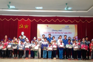 Vietcombank tặng quà cho 100 học sinh nghèo vượt khó tại huyện Kỳ Sơn (Nghệ An)