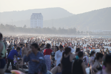Hàng nghìn du khách về Cửa Lò tắm biển giải nhiệt ngày cuối tuần