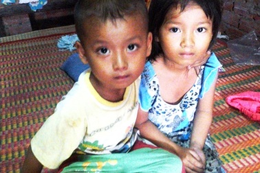 2 đứa trẻ "đói ăn, thiếu mặc" vì bố ung thư, mẹ bỏ đi biệt tích