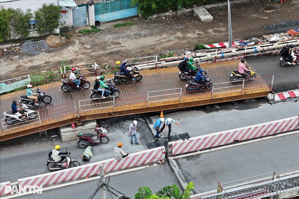 Nhịp cầu Bình Triệu 1 bắt đầu tách khỏi đầu mố - 3