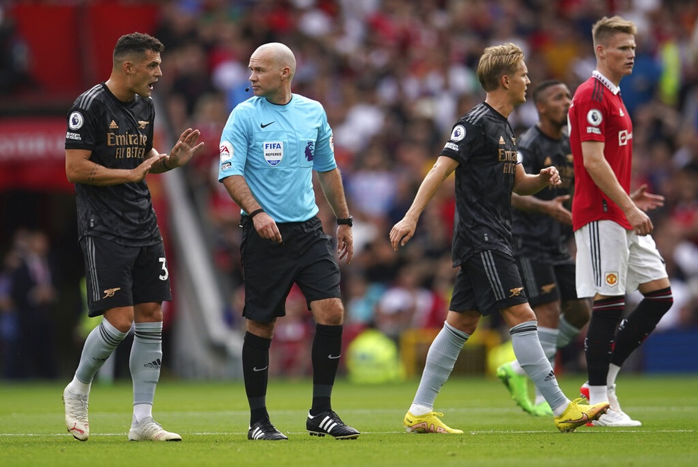 Bị cầu thủ Arsenal triệt hạ, Bruno Fernandes suýt gãy chân - 2 Bị cầu thủ Arsenal triệt hạ, Bruno Fernandes suýt gãy chân - 2