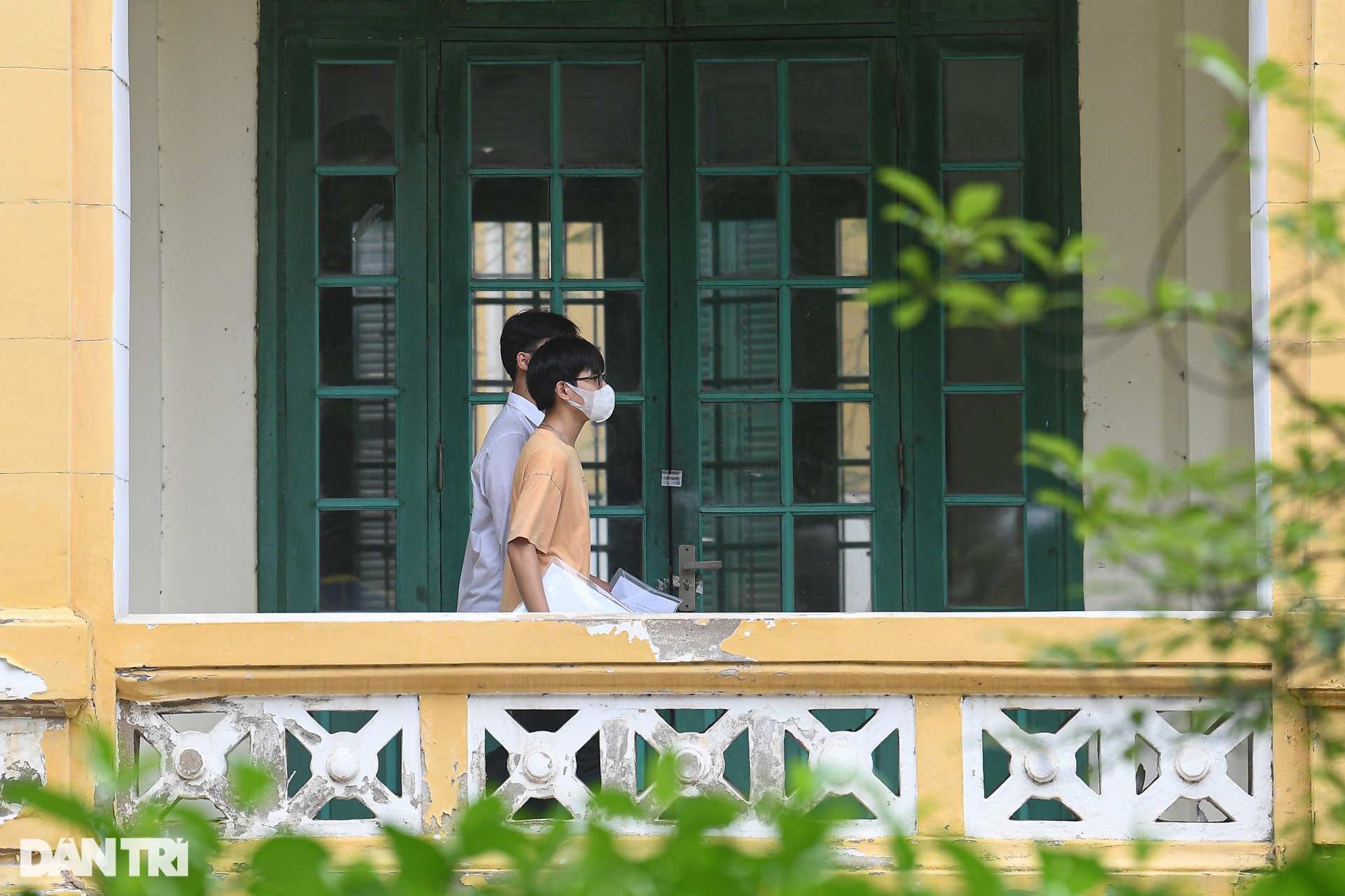 Thí sinh Hà Nội chống nạng leo bộ 3 tầng để làm thủ tục dự thi vào lớp 10 - 5 Thí sinh Hà Nội chống nạng leo bộ 3 tầng để làm thủ tục dự thi vào lớp 10 - 5