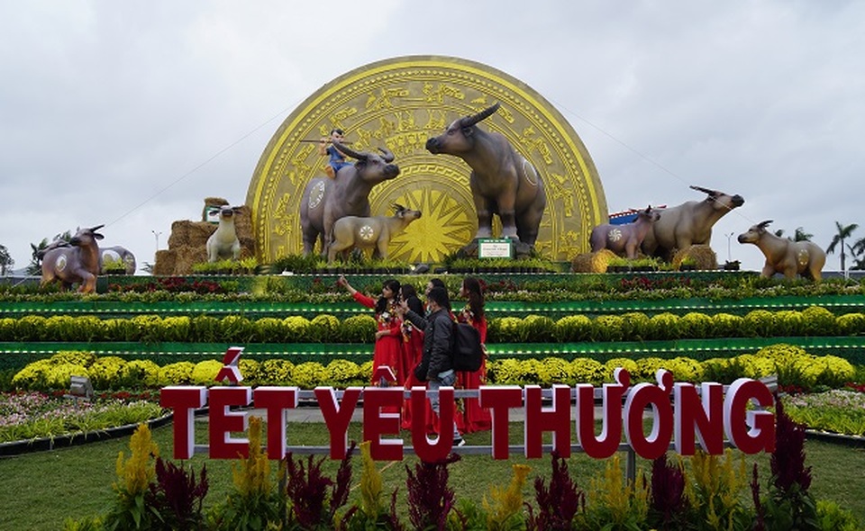 Ngắm biểu tượng linh vật Gia đình Trâu sum vầy hạnh phúc đón Tết Tân Sửu - 2