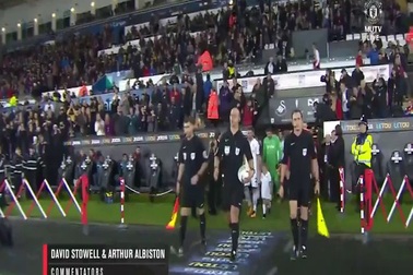 Cầu thủ MU và Swansea tiến vào sân Liberty