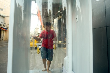 Buồng khử khuẩn toàn thân 18 triệu đồng/chiếc vừa ra mắt đã cháy hàng