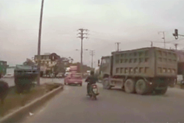 May mắn thoát chết khi tạt đầu xe tải