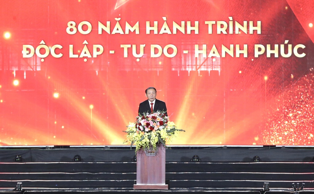 ភ្លៀងក្រហម និងទស្សនិកជន 20,000 ផ្ទុះនៅកីឡដ្ឋាន My Dinh - 2 Dàn diễn viên Mưa đỏ và 20000 khán giả hát bùng nổ sân Mỹ Đình - 2