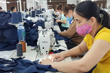Lao động ngành may mặc hy vọng dịch bệnh được kiềm chế, thu nhập tăng