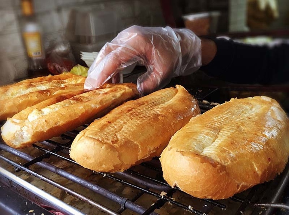 Quán bánh mì nướng muối ớt: Ngày bán 500 chiếc, xếp hàng chờ mua - 1 Quán bánh mì nướng muối ớt: Ngày bán 500 chiếc, xếp hàng chờ mua - 1