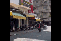 Thanh niên "trổ tài" bốc đầu xe máy giữa phố đông và cái kết ê mặt