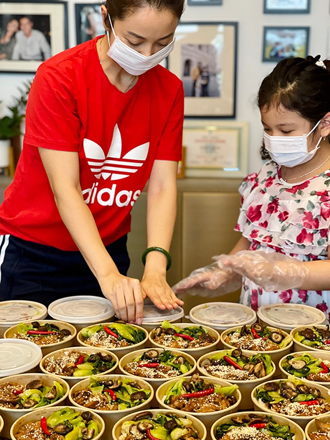 Jennifer Phạm cùng con gái nấu cơm gửi tuyến đầu chống dịch tại Hà Nội - Ảnh 1.