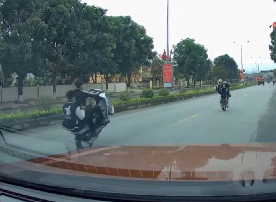 Thanh niên bốc đầu xe trên quốc lộ bị triệu tập ngay sau khi biểu diễn - 2 Thanh niên bốc đầu xe trên quốc lộ bị triệu tập ngay sau khi biểu diễn - 2