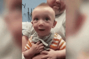 Cảm động khoảnh khắc em bé khiếm thính lần đầu được nghe tiếng nói của mẹ