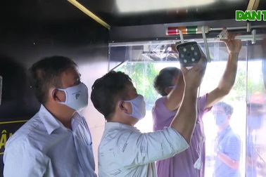 Thầy cô chế tạo buồng khử khuẩn để toàn trường sử dụng chống dịch Covid-19