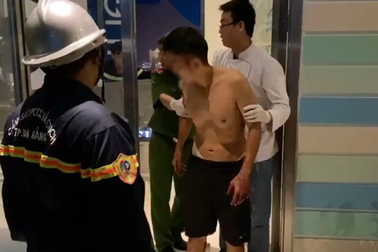 Giải cứu nam thanh niên định nhảy lầu từ tầng 23 khách sạn