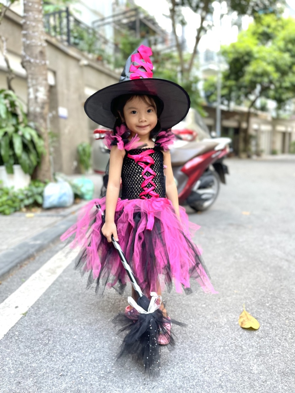 Sôi động thị trường đồ trang trí Halloween - 4