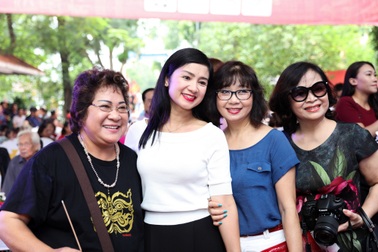 Nhiều nghệ sĩ “gạo cội” của màn ảnh Việt tề tựu trong ngày giỗ Tổ sân khấu