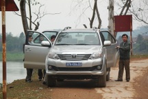 “Phớt lờ” lệnh cấm, xe công đi hội đền Quả Sơn