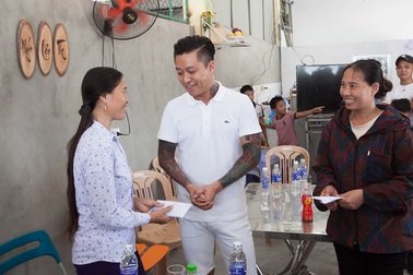 Ca sĩ Tuấn Hưng đội nắng vào Vũng Áng tặng quà cho ngư dân