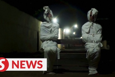 Những "bóng ma" giữ chân người dân làng Indonesia ở nhà