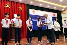 Đà Nẵng: Trao 100 triệu đồng học bổng hỗ trợ học sinh nghèo vượt khó