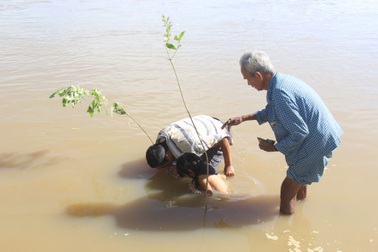 Tập tục kì lạ, tắm sông "xả xui" của người Jrai