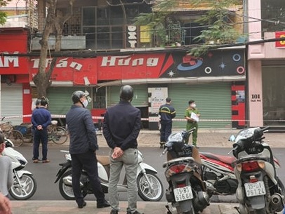 Bình khí phát nổ, 2 người nhập viện - 1 Bình khí phát nổ, 2 người nhập viện - 1