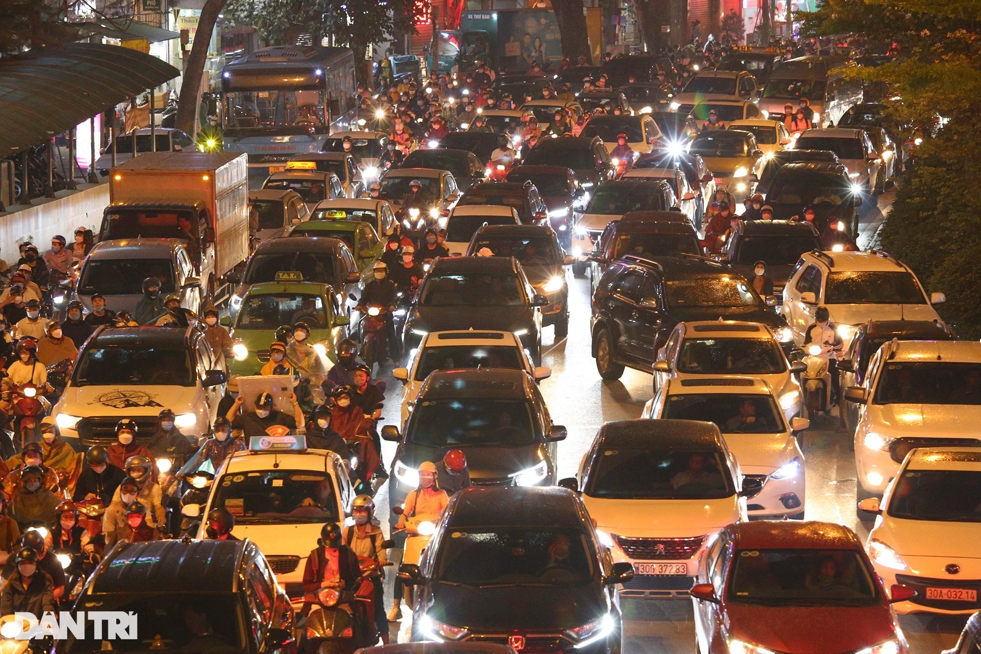 Đường phố ùn tắc giờ cao điểm, bình thường cũ ở Hà Nội đã quay trở lại? - 13 Đường phố ùn tắc giờ cao điểm, bình thường cũ ở Hà Nội đã quay trở lại? - 13