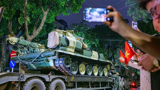 Người dân reo mừng đón đoàn khí tài A80 vào trung tâm Hà Nội