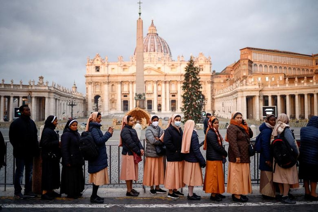 Dòng người xếp hàng dài viếng cựu Giáo hoàng Benedict XVI - 2 Dòng người xếp hàng dài viếng cựu Giáo hoàng Benedict XVI - 2