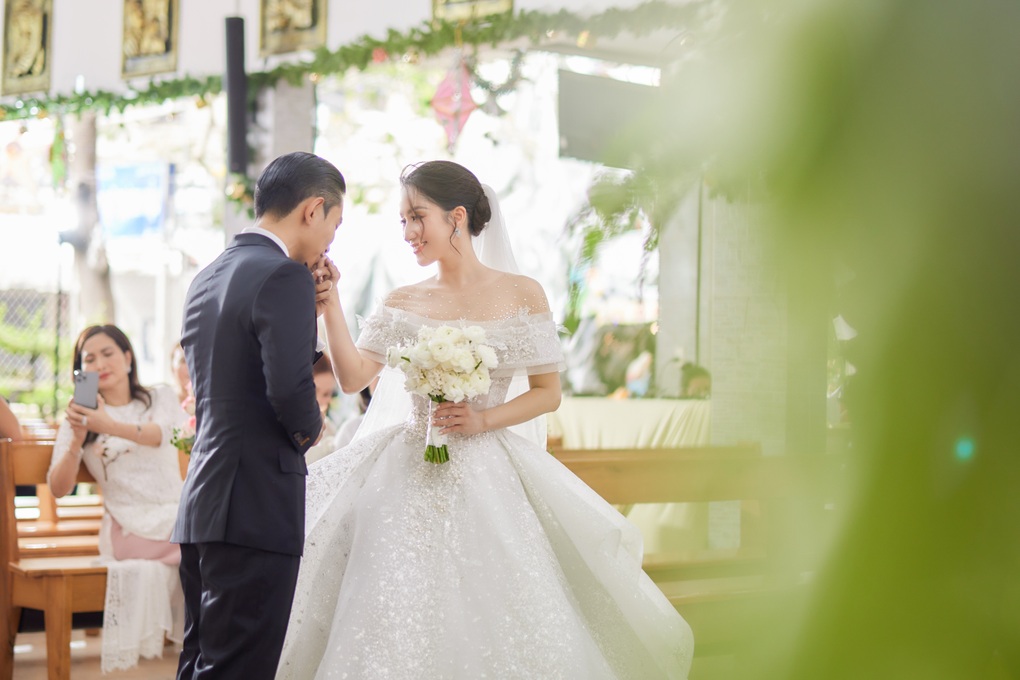 Con trai 7 tuổi có cử chỉ gây xúc động tại lễ cưới Khánh Thi - Phan Hiển - 7 Con trai 7 tuổi có cử chỉ gây xúc động tại lễ cưới Khánh Thi - Phan Hiển - 7