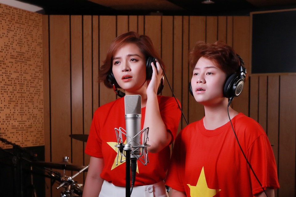 Bùi Tiến Dũng, Ngọc Khuê cùng gần 20 nghệ sĩ tiếp sức cho vùng “tâm dịch” - 8 Bùi Tiến Dũng, Ngọc Khuê cùng gần 20 nghệ sĩ tiếp sức cho vùng “tâm dịch” - 8