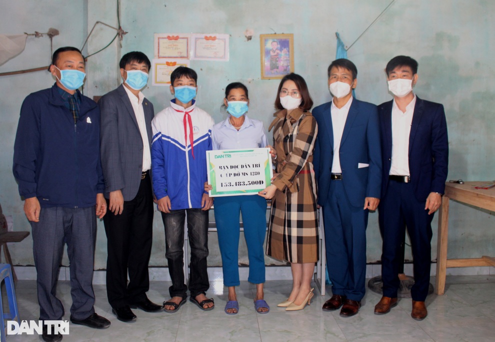 Bạn đọc giúp đỡ cậu học trò mồ côi bố, mẹ bệnh nặng hơn 200 triệu đồng - 2 Bạn đọc giúp đỡ cậu học trò mồ côi bố, mẹ bệnh nặng hơn 200 triệu đồng - 2