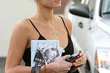 Paris Hilton nổi cơn ghen với Lindsay Lohan