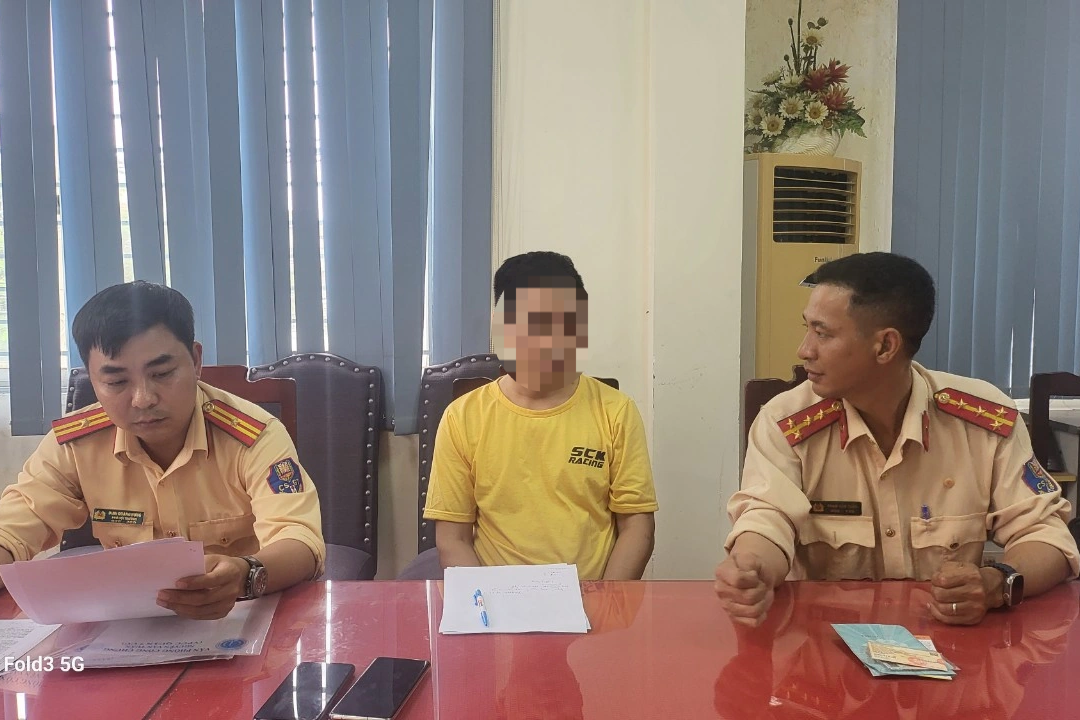 អ្នកបើកបររថយន្ត Mercedes បង្កើនល្បឿន 210 គីឡូម៉ែត្រក្នុងមួយម៉ោង ជាមួយនឹងអាជ្ញាប័ណ្ណផុតកំណត់ - 2 Tài xế ô tô Mercedes phóng 210km/h dùng bằng lái hết hạn - 2