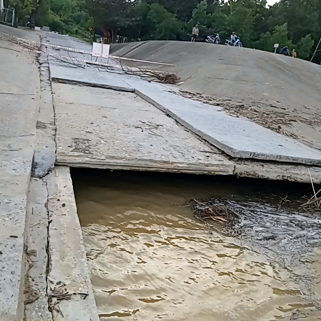 Hai nhịp cầu Thạch Nham biến mất sau lũ - 1